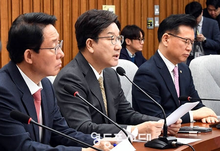 ▲권성동 국민의힘 원내대표(가운데)가 4월 11일 국회에서 열린 원내대책회의 모두 발언에서 “이 시간만큼은 초당적인 국익 확보와 대외 협상력 제고에 총력을 다해야 마땅하다.”라고 강조하고 있다.Ⓒ영등포시대 