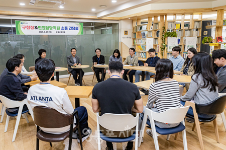 ▲최호권 영등포구청장이 민원 담당 직원들과 소통하고 있다. ⓒ영등포구 제공