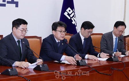 ▲진성준 정책위의장이 4월 15일 국회에서 열린 원내대책회의 모두 발언에서 “국회에 통상대책특별위원회를 구성할 것”을 촉구하고 있다. Ⓒ영등포시대