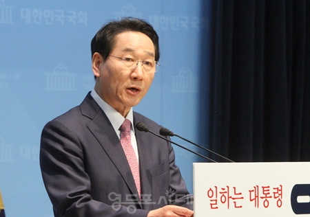 ▲유정복 제21대 대통령 선거 국민의힘 경선 후보가 4월 17일 국회 소통관에서 기자회견을 열고 ‘청년정책’을 공약을 발표하며 지지를 호소하고 있다. Ⓒ영등포시대 