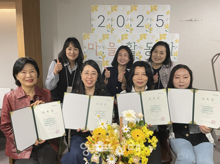 ▲영등포종합사회복지관 마을활동가로 위촉된 주민들이 21일 열린 위촉식에서 위촉장을 들고 기념촬영을 하고 있다. ©초록우산 영등포종합사회복지관 제공