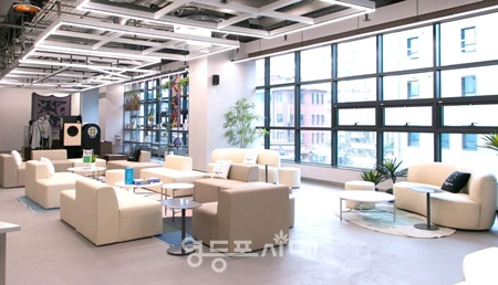 ▲영등포구가 새롭게 조성한 ‘문화라운지 영’의 메인공간인 ‘라운지’. ©영등포구 제공 