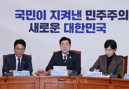 ▲박찬대 원내대표(가운데)가 4월 23일 국회에서 열린 최고위원회의 모두 발언에서 윤석열 전 대통령과 한덕수 대통령 권한대행을 싸잡아 비판하고 있다. Ⓒ영등포시대