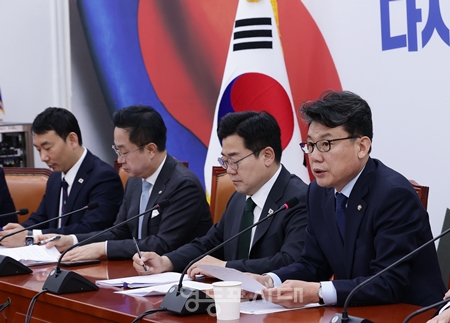 ▲진성준 정책위의장(오른쪽)이 4월 24일 국회에서 열린 정책조정회의 모두 발언에서 “추경 12조 2천억원으로 우리 경제를 지탱하기에 ‘새 발의 피’다”라고 밝히고 추경의 증액 필요성을 강조하고 있다. Ⓒ영등포시대 