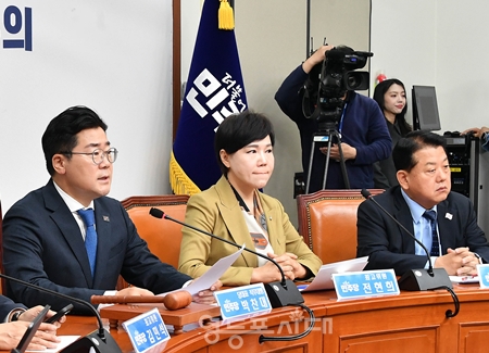 ▲박찬대 원내대표(왼쪽)가 4월 25일 국회에서 열린 최고위원회의 모두발언에서 “1년이 넘도록 경기 마중물 추경을 외면하던 정부가 시정연설에 나와 추경이 시급하다고 하는 대목은 참 낯 뜨거웠다”라고 강하게 비판하고 있다. Ⓒ영등포시대