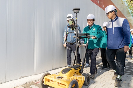 ▲최호권 영등포구청장이 4월 25일 양평동 대형 굴토공사 현장을 찾아 안전 점검을 실시하고 있다. ©영등포구 제공