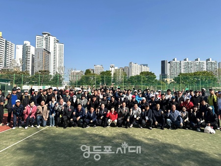 ▲영등포구테니스협회가 4월 26일 개최한 ‘제33회 영등포구청장배 테니스대회’ 참석자들이 기념촬영을 하고 있다. ©영등포구체육회 제공