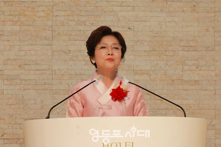 ▲김미정 중국동포연합중앙회 제6대 회장이 취임사를 통해 ‘실사구시(實事求是)’의 정신 아래, 중국동포연합중앙회는 중국동포사회 새로운 도약과 삶의 질 향상을 위해 최선을 다할 것이다”라고 밝히고 있다./이미지=중국동포연합중앙회 제공