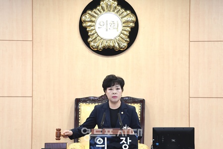 ▲정선희 영등포구의회 의장이 29일 구의회 본회의장에서 열린 제260회 임시회 2차 본회의에서 폐회를 선언하고 있다. ©영등포구의회 제공