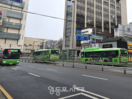 ▲서울 영등포구 영등포역 앞에서 시내버스가 운행되고 있다. ⓒ영등포시대