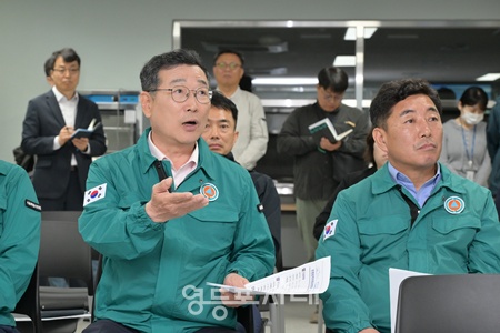 ▲유만희 서울시의원(왼쪽)이 제330회 임시회 환경수자원위원회의 은평환경플랜트 방문에서 질의를 하고 있다. ©서울시의회 제공