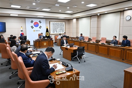 ▲김종길 서울시의회 규제개혁특별위원회 위원장이 4월 30일 시의회에서 열린 제1차 회의에서 발언하고 있다. ©서울시의회 제공