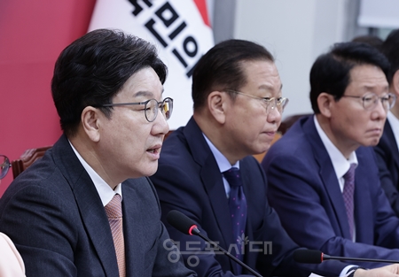 ▲권성동 국민의힘 원내대표(왼쪽)가 5월 1일 국회에서 열린 비상대책위원회 모두 발언에서 이재명 민주당 대선후보의 슬로건과 이재명 후보가 강조하는 국민통합에 대해 “몰역사적 사고의 극치”, “자기 부정과 기억 조작의 블랙코미디” 등의 단어를 사용하며 강하게 비판하고 있다. Ⓒ영등포시대