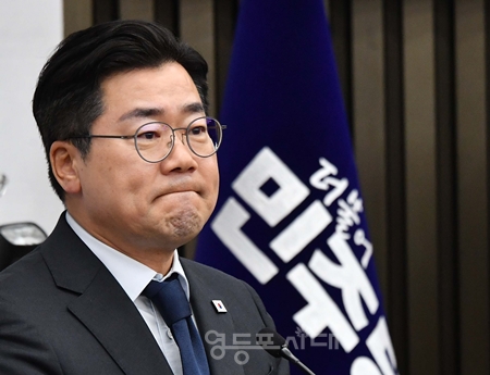 ▲박찬대 민주당 원내대표가 이날 긴급 의원총회 모두 발언에서 “좀처럼 이해하기 어려운 황당무계한 졸속 판결이다”라며 “강력하게 규탄한다”라고  밝히고 있다. ⓒ영등포시대