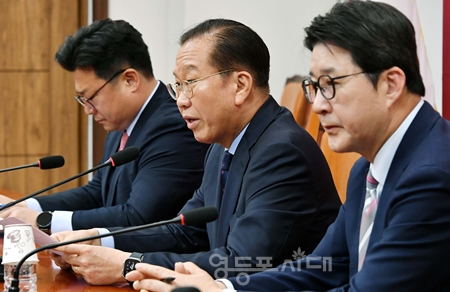 ▲권영세 국민의힘 비대위원장이 5월 1일 대법원이 이재명 민주당 대선후보의 공직선거법 위반 사건에 대해 유죄취지로 파기 환송한 이후 긴급 기자회견을 열고 서“오늘의 판결은 늦었지만, 다행스러운 정의의 복원이다”라고 밝히고 있다. ⓒ영등포시대