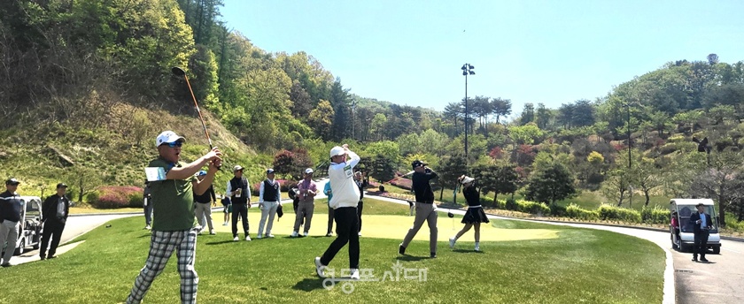 ▲4월 29일 강원 춘천 로드힐스 골프클럽에서 열린 제7회 영등포구협회장배 골프대회 참가 선수들이 경기를 펼치고 있다. ⓒ영등포구체육회 제공