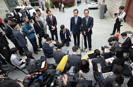 ▲이낙연 새미래민주당 상임고문과 한덕수 무소속 대선후보가 오찬 회동후 백브리핑을 하고 있다./이미지=새미래민주당 제공