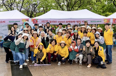 ▲영등포종합사회복지관이 5월 3일 영등포공원에서 개최한 어디든 놀이터 ‘마음 쉼 캠핑 놀이터’ 참석자들이 기념사진을 찍고 있다./이미지 영등포종합사회복지관 제공