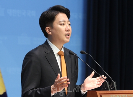 ▲이준석 개혁신당 대통령 후보가 5월 12일 국회 소통관에서 기자회견을 열고 국민의힘과 김문수 대선후보, 민주당 이재명 대선후보의 공약을 싸잡아 비판하고 있다. Ⓒ영등포시대 