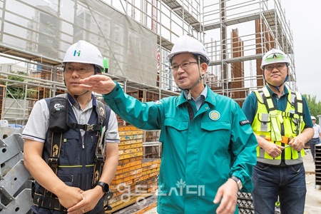▲최호권 영등포구청장이 여름철 안전사고 대비 공사현장을 점검하고 있다. ©영등포구 제공