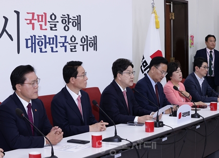 ▲권성동 국민의힘 원내대표(왼쪽에서 세 번째)가 5월 14일 국회에서 기자회견을 열고 법제사법위원회 긴급회의 내용을 밝히며 “이재명 세력의 반헌법 반민주 쿠데타에 맞서 싸우겠다”라고 강조하고 있다. Ⓒ영등포시대 