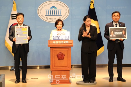 ▲정춘생·신장식 진짜 대한민국 중앙선대위 조국혁신위원회 윤석열‧김건희 공동정권 청산 특별본부 공동본부장이 14일 서울 여의도 국회 소통관에서 기자회견을 하고 있다. ⓒ영등포시대