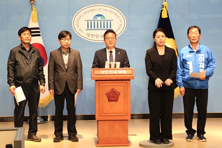 본부장, 민병덕 수석부본부장, 수어통역사, 윤후덕 본부장이 14일 오전 국회 소통관에서 공동 기자회견을 하고 있다. ⓒ영등포시대