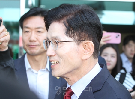 ▲김문수 국민의힘 제21대 대통령 선거 후보가 첨단 항공산업의 메카 경남 사천의 한 항공정비업체 현장을 방문해 “여러분의 그 소중한 땀과 노력이 우리 대한민국을 우주로 또 하늘로 힘차게 솟아오르게 하고 있다”라며 감사의 인사를 전하고 있다. Ⓒ영등포시대 