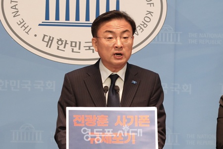 ▲신장식 조국혁신당 의원이 14일 서울 여의도 국회 소통관에서 ‘방통위와 공정위 규탄’ 기자회견을 하고 있다. ⓒ영등포시대 