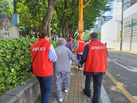 ▲위기 이웃 발굴을 위해 활동 중인 영리한 살핌단 모습. ⓒ영등포구 제공