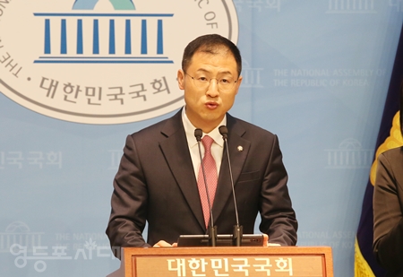 ▲김상욱 무소속 국회의원이 5월 15일 국회 소통관에서 기자회견을 열고 “민주당 이재명 대선후보를 21대 대통령의 적임자로 공개 지지 선언하고 있다.Ⓒ영등포시대