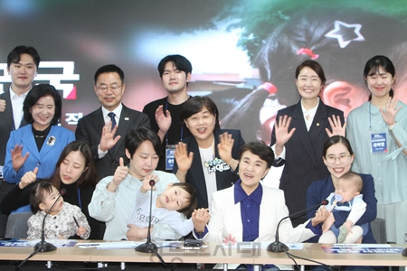 ▲5월 15일 오전 민주당 중앙당사 4층 대회의실에서 열린 인구미래위원회 출범 회의에 참석한 서영교 위원장(가운데)과 관계자들이 기념사진을 찍고 있다.Ⓒ영등포시대 