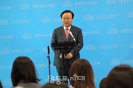 ▲김문수 국민의힘 대선 후보 측 김재원 비서실장은 15일 서울 여의도 국회 소통관에서 기자들의 질문에 답변하고 있다. ⓒ김정현 기자