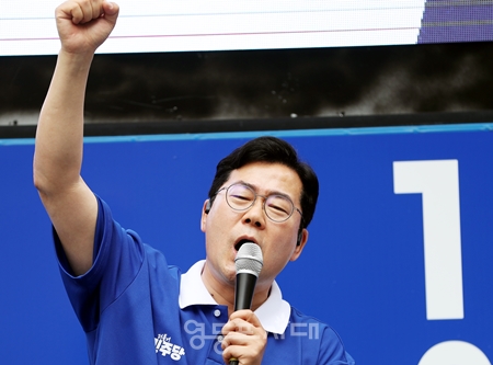 ▲박찬대 민주당 제21대 대선 상임총괄선거대책위원장이 5월 16일 여의도 우체국 앞에서 유세를 펼치며 이재명 후보 지지를 호소하고 있다.Ⓒ영등포시대