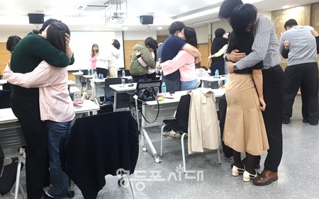 ▲지난해 신혼부부가 서로에 대해 알아보며 소통하는 모습. ⓒ영등포구 제공