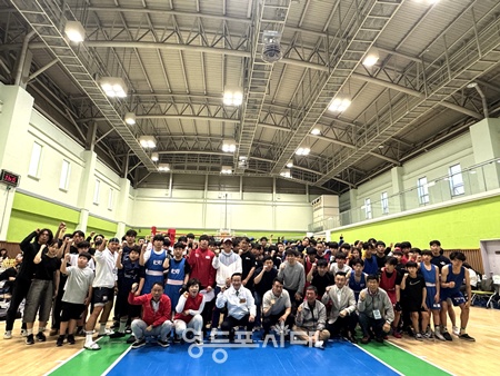 ▲ 5월 24일 영등포제1스포츠센터에서 열린 제8회 영등포구협회장배 복싱대회에서 참석자들이 기념촬영을 하고 있다. ⓒ영등포구체육회 제공 