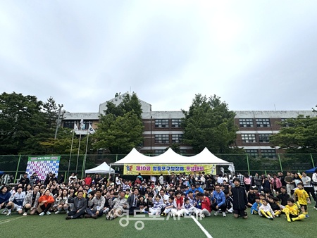 ▲5월 24일 대림운동장 인조잔디구장에서 열린 ‘제10회 영등포구청장배 풋살대회’에서 참가자들이 기념사진을 찍고 있다. ⓒ영등포구체육회 제공