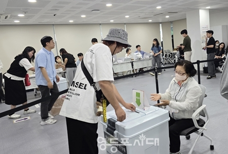 ▲영등포구민이 영등포동주민센터에 마련된 사전투표소를 찾아 투표하고 있다. Ⓒ영등포시대