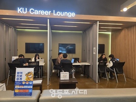 ▲서울지방병무청이 29일 건국대에서 진행한 ‘찾아가는 병역진로설계’ 행사에서 학생들이 병역상담을 하고 있다. ©서울지방병무청 제공