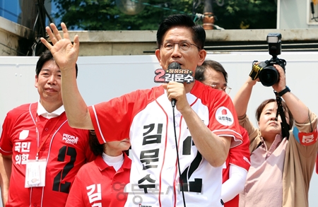 ▲김문수 국민의힘 대선 후보가 5월 29일 이재명 민주당 대선 후보의 지역구인 인천 계양구에서 지역과 연고(노동운동) 등을 강조하며 지지를 호소하고 있다. ⓒ영등포시대
