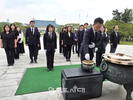 ▲김용무 서울지방병무청 청장과 직원들이 2일 오전 국립서울현충원을 참배하고 있다. ⓒ서울지방병무청 제공