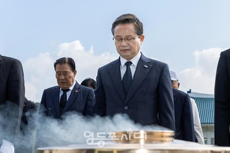 ▲최호권 영등포구청장이 지난해 국립 서울현충원을 방문, 묵념하고 있다. ©영등포구 제공
