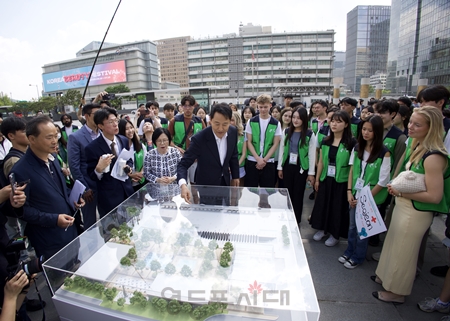 ▲ 오세훈 서울시장이 8일 광화문광장에서 유엔참전국 후손 교류캠프 참가자에게 감사의 정원의  의미를 설명하고 있다./이미지=서울시 제공 