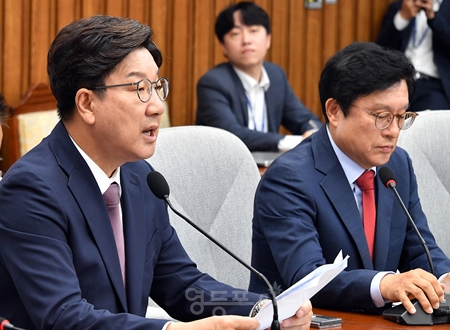 ▲권성동 국민의힘 원내대표(왼쪽)가 6월 10일 임기 중 마지막 원내대책회의를 열고 “야당의 권력은 견제와 감시다”라면서 의원들의 역할을 강조하고 있다. Ⓒ영등포시대