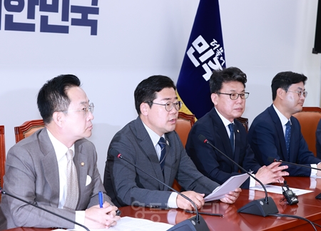 ▲박찬대 원내대표(왼쪽에서 두 번째)가 6월 10일 열린 원내대책회의 모두발언에서 “3대 특검을 통해 대한민국의 정상화를 이루어 내겠다”라고 강조하고 있다. Ⓒ영등포시대