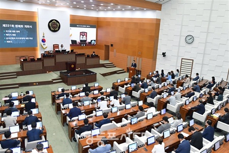 ▲최호정 서울시의회 의장이 10일 시의회에서 열린 제331회 정례회 개회식에서 개회사를 하고 있다. ©서울시의회 제공