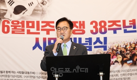 ▲우원식 국회의장이 6월 10일 대한성공회 서울주교좌성당에서 열린 ‘6월 민주항쟁 38주년 시민기념식’에 “6월항쟁은 민주공화국의 전환점으로, 40년 독재의 그늘 속에서 헌법에만 존재하던 민주공화국이 6월항쟁과 함께 현실이 되기 시작했다”라고 강조하고 있다./이미지=국회의장실 제공