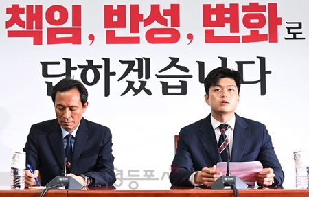 ▲김용태 국민의힘 비상대책위원장(오른쪽)이 6월 10일 국회에서 우상호 이재명 대통령 정무수석(왼쪽)의 예방을 받고 세 가지 메시지를 이재명 대통령에 꼭 전달해 달라고 당부하고 있다.ⓒ영등포시대 