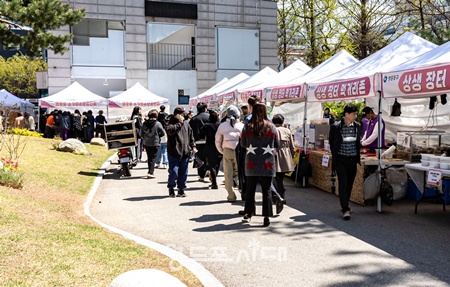▲구청 앞 광장에서 개최되는 상생장터 모습. ©영등포구 제공