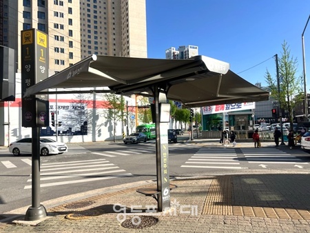 ▲양평역 교차로에 설치된 스마트 그늘막. ⓒ영등포구 제공